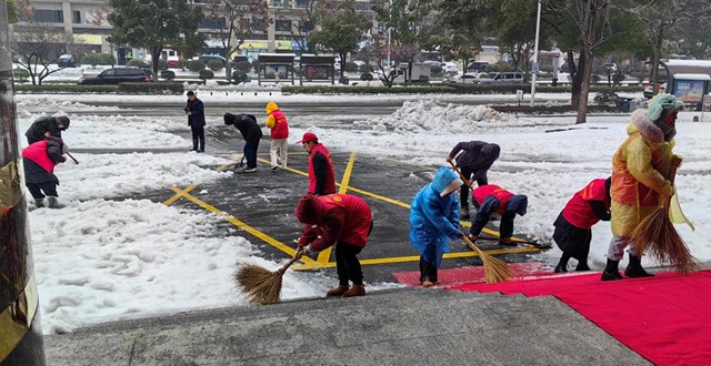 “志愿红”点亮“冰雪白”　市人社系统干部积极开展铲雪除冰志愿活动